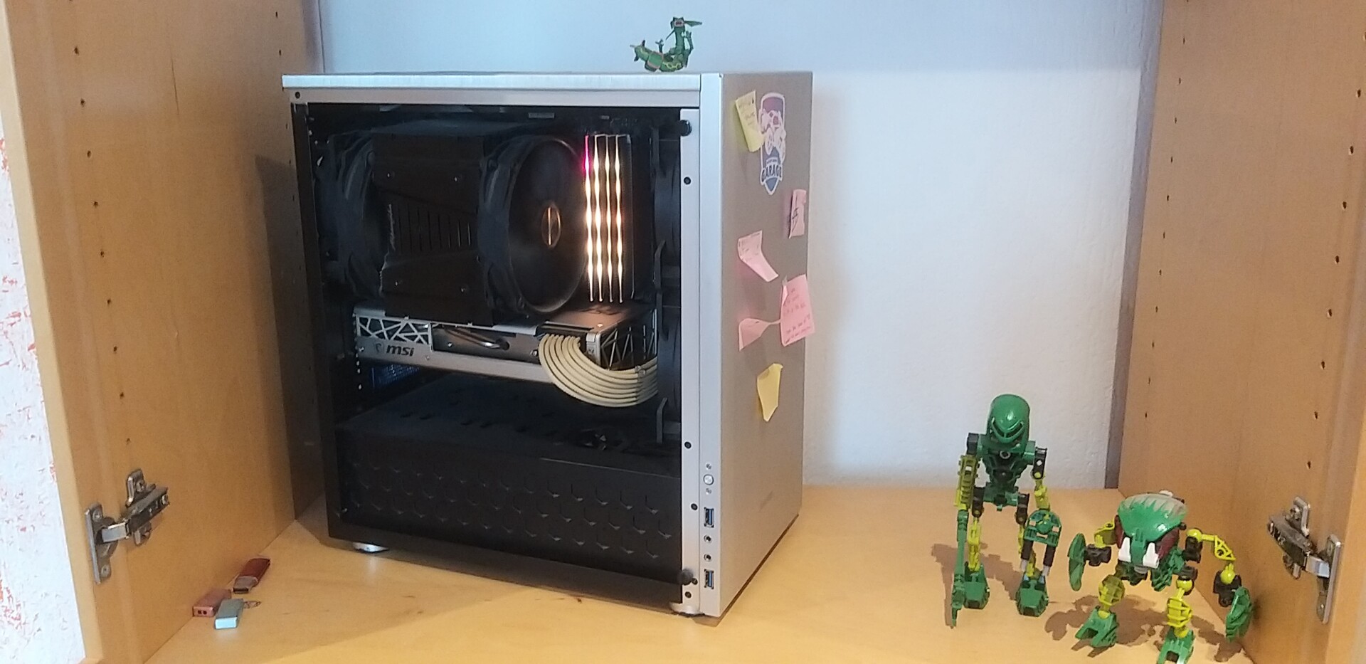 Since others are sharing their setup, here is mine